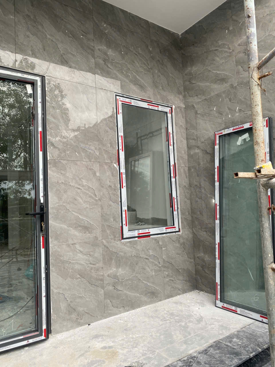 Cửa sổ nhôm kính khung trắng đỏ